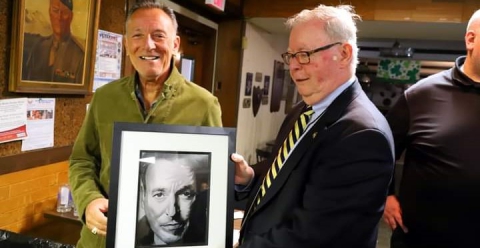 Bruce Springsteen riceve il ritratto creato dall'andriese Paola: «Oh wow, sono io»